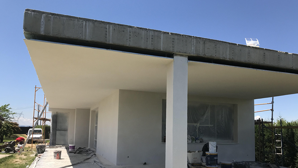 Aislamiento térmico de fachada en construcción modernista